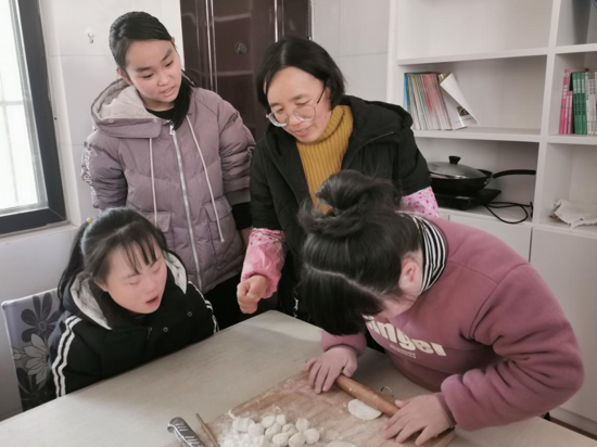 郑州市中原区育智学校开展“迎冬至，包饺子”系列活动