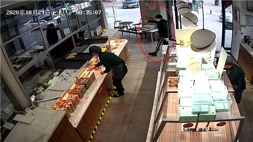 注意！郑州一男子专门冒充办事处人员进行行窃，多个店面被偷！