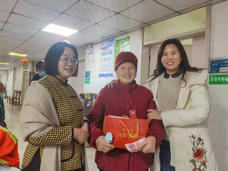 河南太康赵四华:环卫工患病,她送衣送钱还到医院照顾