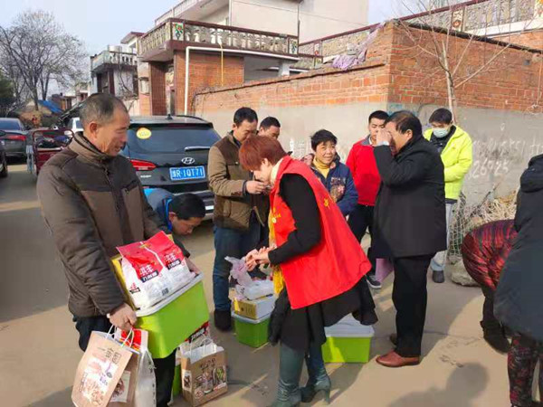 中华志愿者协会邓州市会员之家寒冬下乡送温暖
