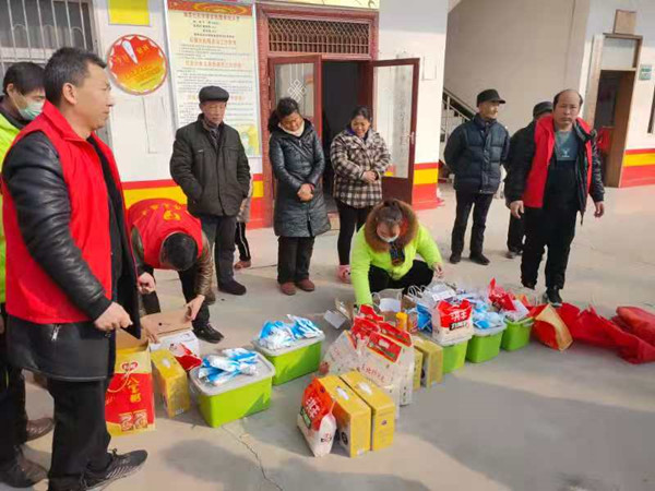 中华志愿者协会邓州市会员之家寒冬送暖活动走进龙堰刁河店