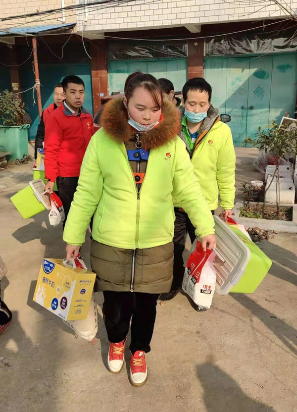 中华志愿者协会邓州市会员之家寒冬送暖活动走进龙堰刁河店