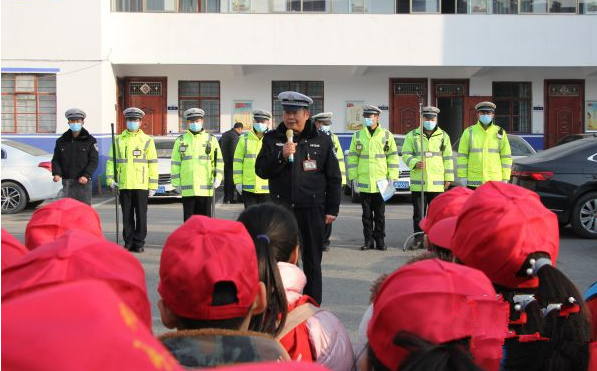百名晚报小记者走进夏邑交警大队参与“警营开放日”安全体验