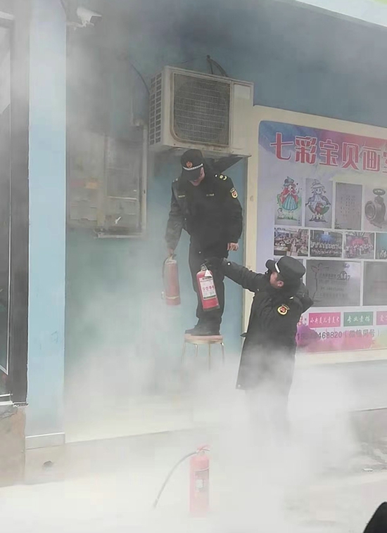 正阳县城管局：巡逻城管显身手 电表着火被救灭