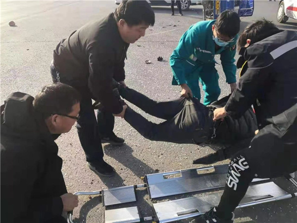 南召法院：执行法官路遇车祸伸援手
