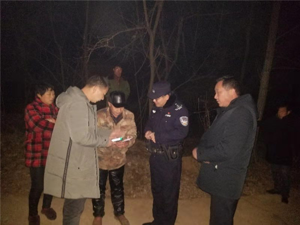 桐柏县公安:车辆堵路有隐情 化解矛盾来疏通