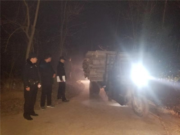 桐柏县公安：车辆堵路有隐情 化解矛盾来疏通