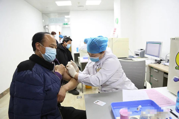 南阳市新冠病毒疫苗首针在南阳市第一人民医院完成接种