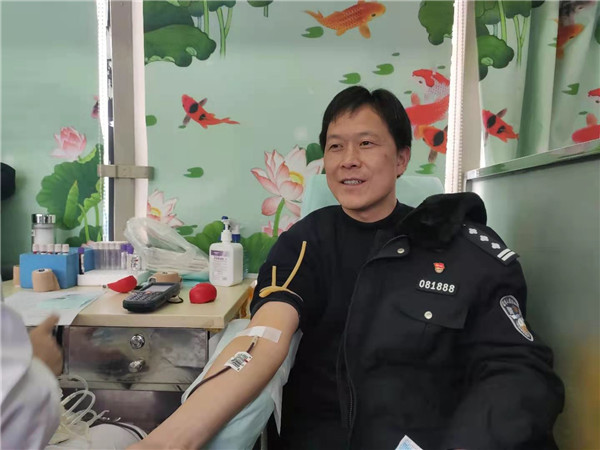 新野县公安局组织民警开展无偿献血活动