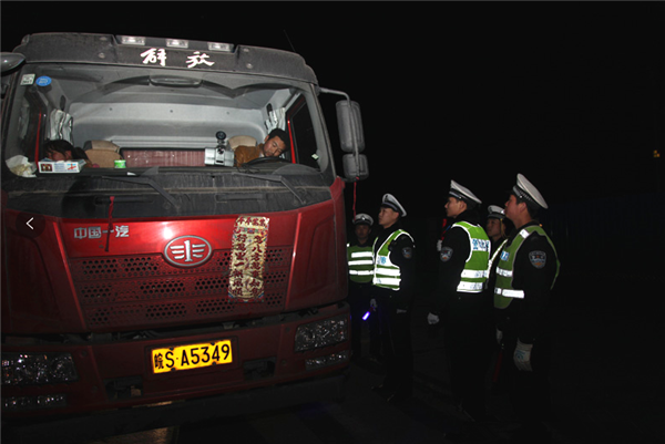 河南商丘市交警支队持续加大冬季危化品运输车辆管理力度