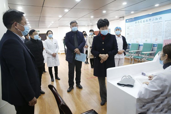 邓州市新冠疫苗接种第一人为市中心医院一名医务工作者