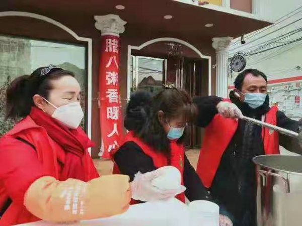 汝南县爱心粥志愿者协会开展“腊八一碗粥 温暖一座城”爱心公益活动