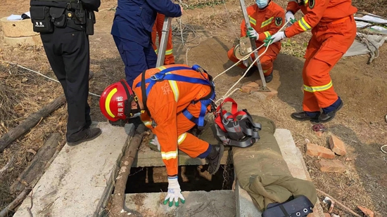 七旬老人掉落深井 巩义消防紧急救援