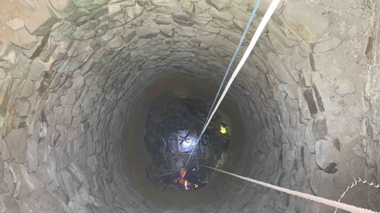 七旬老人掉落深井 巩义消防紧急救援