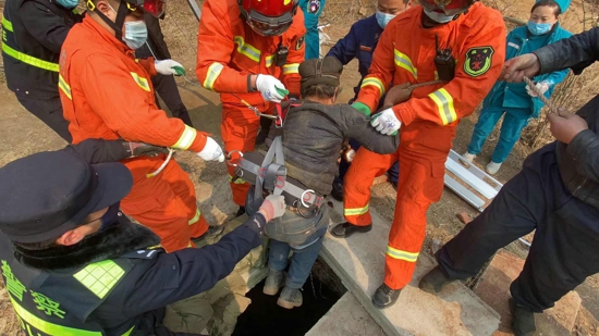 七旬老人掉落深井 巩义消防紧急救援