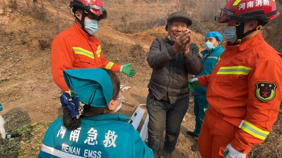 七旬老人掉落深井 巩义消防紧急救援