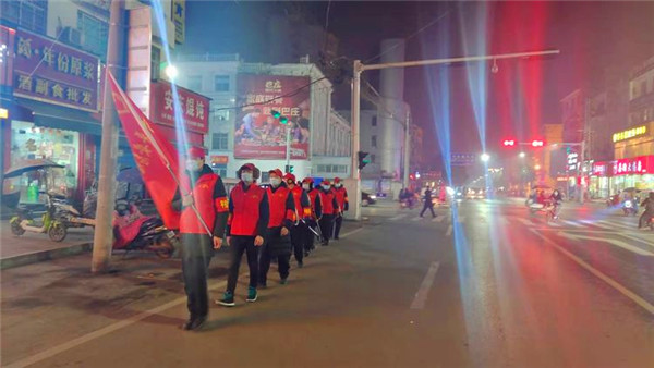 内乡农商银行：志愿者夜间巡逻为社区居民亮起“平安灯”
