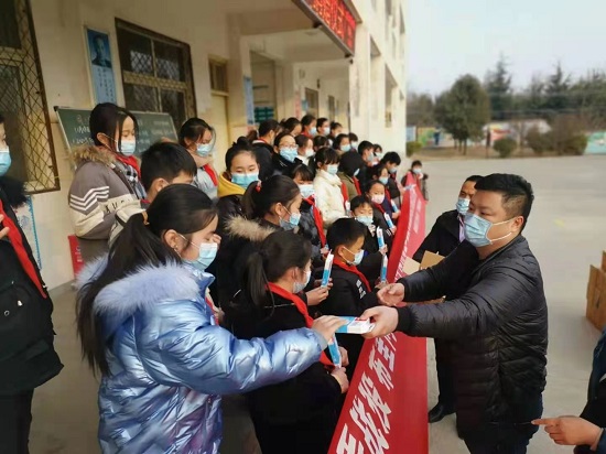 青春战疫 希望同行 郑州希望工程开展爱心防疫除菌包捐赠活动