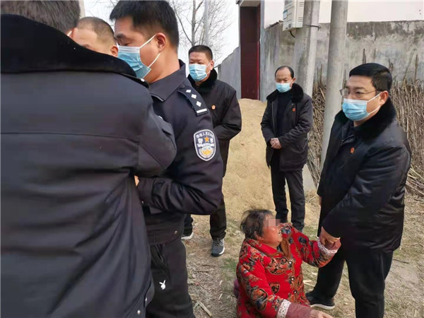 唐河县法院:占用通道耍无赖 强制执行排妨害