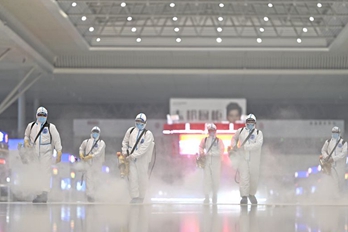 郑州东站：“地毯式”清洁消杀 呵护健康出行