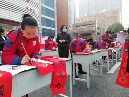 迎春送福 驻马店实验小学开展师生义写春联活动