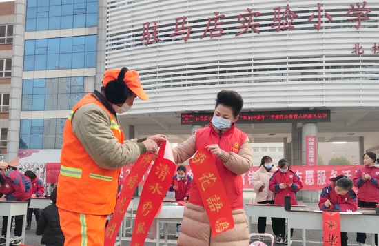 迎春送福 驻马店实验小学开展师生义写春联活动