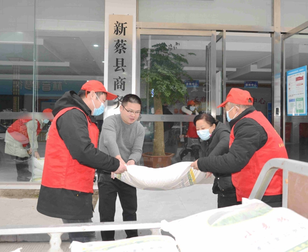 新蔡县检察院暖心行动——志愿服务队向困难职工送米面