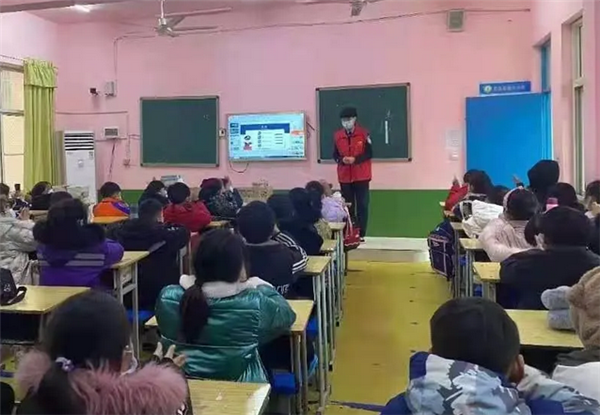 河南警察学院法律系商丘志愿团开展“冬日送暖 安全伴行”志愿服务活动