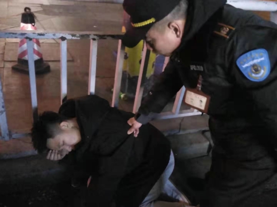 郑州小伙参加聚会醉酒后睡倒街头 文化路巡防队员及时救助