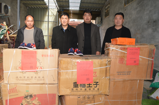 河南太康这对夫妇：捐了3万只口罩，今又为家乡学子捐赠400双运动鞋