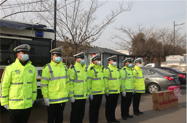 商丘市环保局副局长马凯 春节前慰问大货车禁行卡点执勤交警