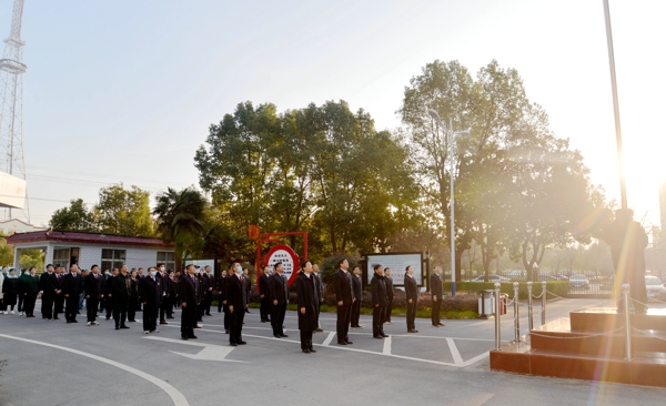 点燃奋斗的激情——新蔡县检察院举行升国旗仪式