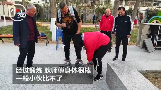 河南商丘59岁大叔身体赛小伙，自制铁衣铁鞋负重380斤日走50米令人惊叹