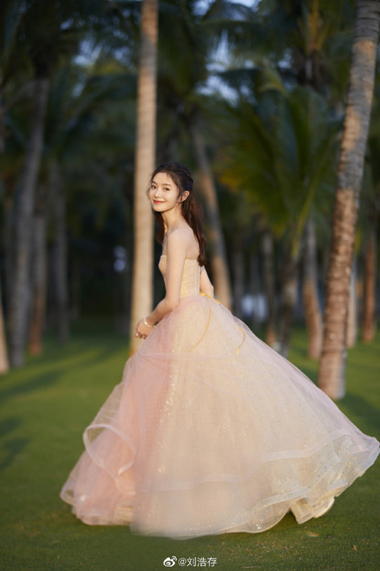 “谋女郎”刘浩存身穿粉纱裙 在海边漫步似“出逃公主”