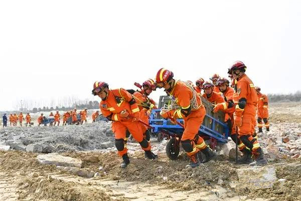 南阳消防支队举行地震救援综合实战拉动演练