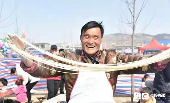 山东“拉面哥”每天被数百人围得水泄不通：请别再打扰我的生活！