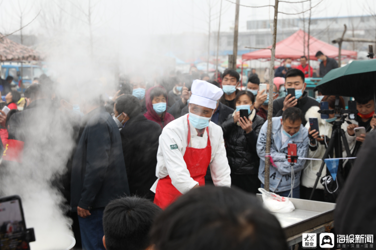 山东“拉面哥”每天被数百人围得水泄不通:请别再打扰我的生活!