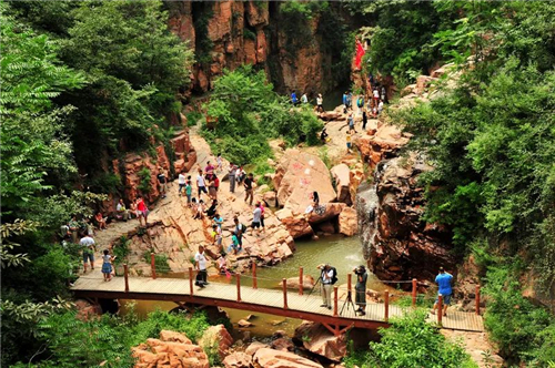 3月6日-8日妇女节期间，伏羲山旅游区对所有女性游客免收门票