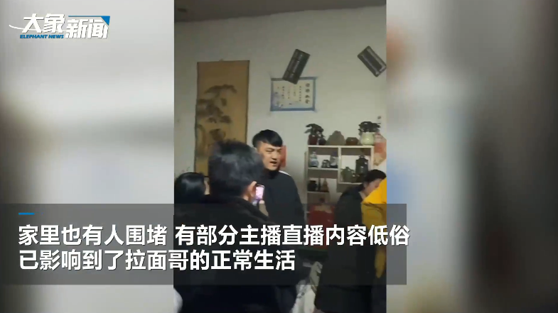 山东拉面哥走红后连续多日被围观：附近宾馆住满 汽车从村头排到村尾