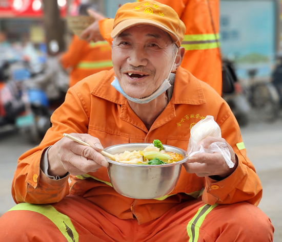 “雷鋒日”獻(xiàn)愛心！鄭州一飯店老板請30位環(huán)衛(wèi)工人吃板面