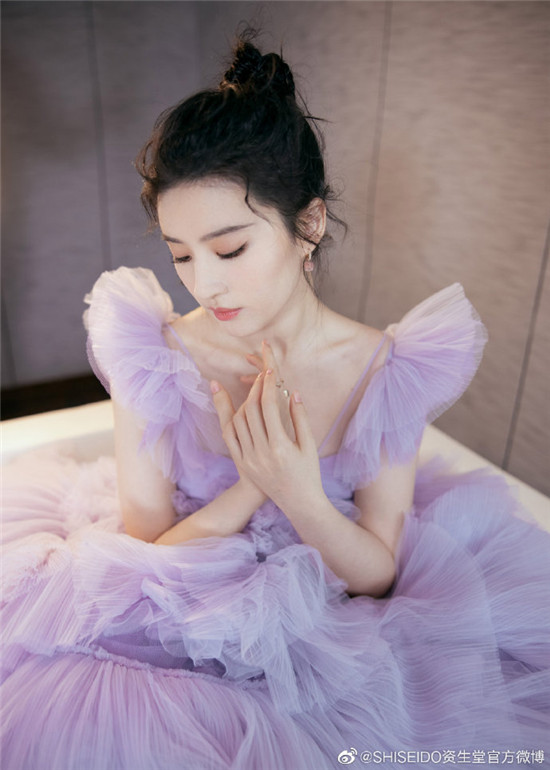刘亦菲淡紫色蛋糕纱裙 轻柔优雅