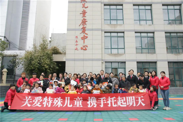 邓州市法院女干警走进残疾儿童康复中心送温暖