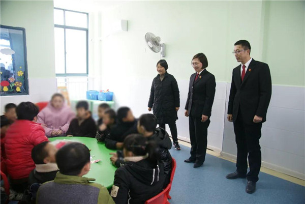 邓州市法院女干警走进残疾儿童康复中心送温暖
