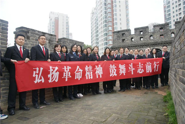 览英雄水闸 铸政法铁军——邓州市法院干警参观英雄水闸