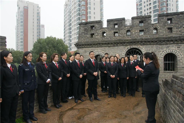 览英雄水闸 铸政法铁军——邓州市法院干警参观英雄水闸