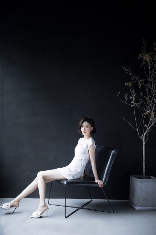佟丽娅身穿刺绣白裙清新静雅 微卷短发精致时髦
