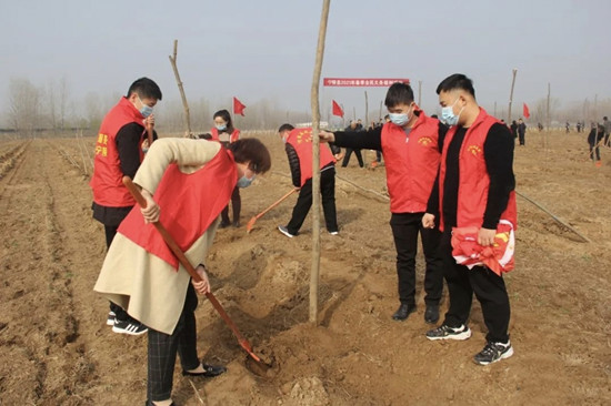宁陵县人大机关积极参加“3.12植树节”全民义务植树