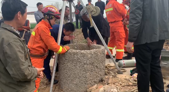 村民不慎坠入十米深井 河南鹤壁消防员下井成功救援