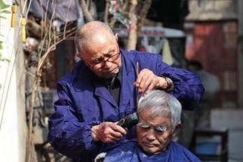 开封:八旬老党员免费理发62载