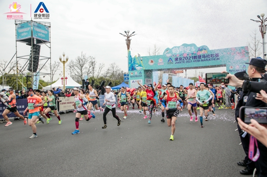 燃！2021鹤壁马拉松赛成功举行 万余名选手激情开跑